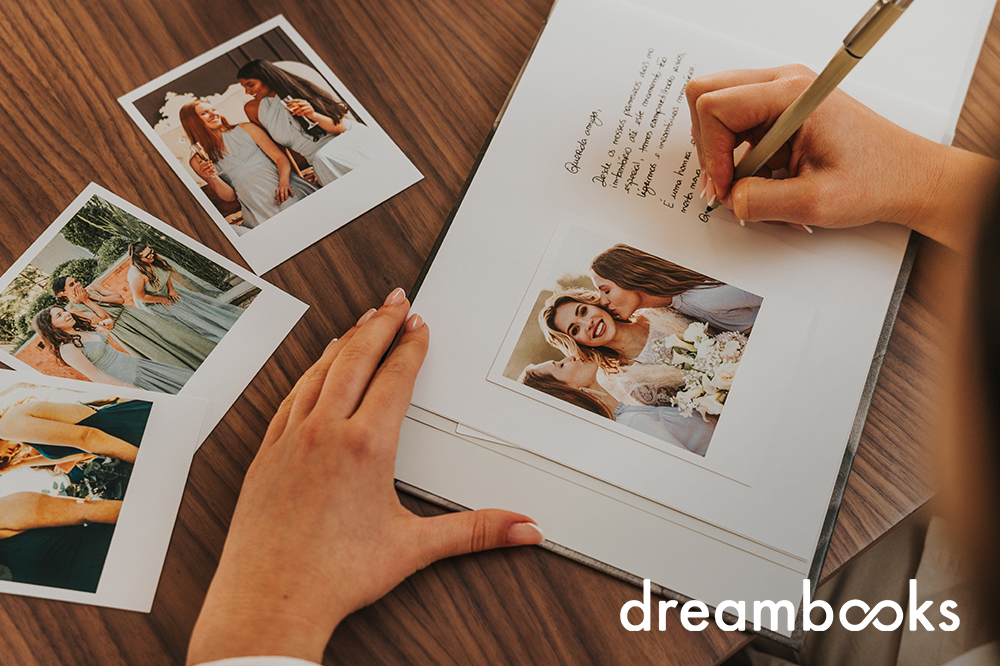 Descobre como transformar um Foto Livro num Livro de Assinaturas para que os convidados do teu casamento deixem as suas mensagens e conselhos. Livro de Assinaturas: A Lembrança Perfeita para o Teu Grande Dia